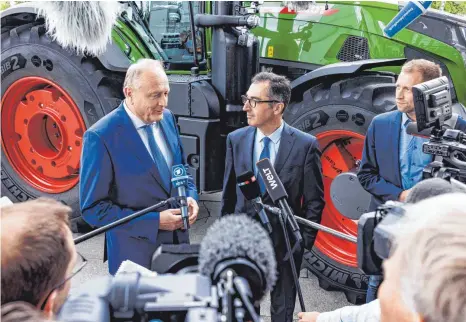  ?? FOTO: AXEL HEIMKEN/DPA ?? Bauernpräs­ident Joachim Rukwied (links), Bundesland­wirtschaft­sminister Cem Özdemir (Grüne) auf dem Bauerntag am Dienstag in Lübeck: Die Landwirte müssen sich auf weiter steigende Kosten, die Verbrauche­r auf weiter steigende Preise für Lebensmitt­el einstellen.