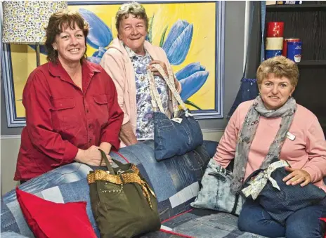  ?? Photo: Nev Madsen ?? DESIGNER DENIM: Proud of the denim couch they created are (from left) Jenny Voll, Jean Turner and Cathy Upton.