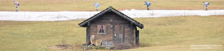  ?? FOTO: DPA ?? Weltcup in Schonach: Eine Spur aus Schnee auf grünen Wiesen.