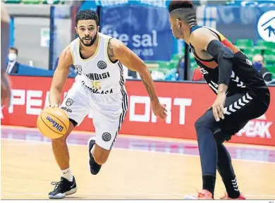  ?? BCL ?? Darius Thompson trata de desbordar a Jasiel Rivero.