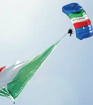  ??  ?? Tricolore A chiudere la parata a Roma il paracaduti­sta padovano Tresoldi