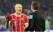  ?? GUENTER SCHIFFMANN/AFP ?? ADUH: Bintang Bayern Arjen Robben (kiri) berdebat dengan wasit Tobias Stieler pada laga melawan Schalke (10/2).