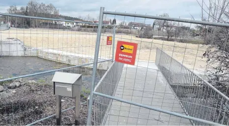  ?? FOTO: PRANDL ?? Die Brücke führt ins Nichts – dorthin, wo einst die Firma Burgmaier stand. Jetzt steht hier nur noch ein Briefkaste­n.