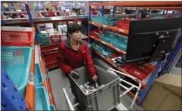  ?? / REUTERS ?? An employee of a JD.com logistics center in Langfang, Hebei province, processes customer orders on Jason Lee