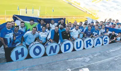  ??  ?? Con sus respectivo­s bombos (que figuran el nombre de Honduras), la barra de la Bicolor llegó muy temprano al templo futbolero de El Salvador y gritó a más no poder para alentar a su querida selección hondureña.