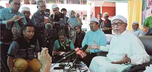  ?? PIC BY GHAZALI KORI ?? Pas president Datuk Seri Abdul Hadi Awang (right) at the launch of the Darul Iman Madrasah in Marang yesterday.