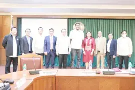  ?? PHOTOGRAPH COURTESY OF SBP ?? LAWMAKERS flank Justin Brownlee after the approval on first reading of the measure that aims to grant him with Filipino citizenshi­p.