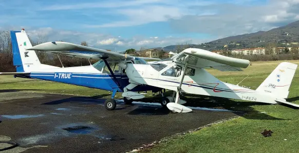  ??  ?? I due aerei da turismo sulla posta dell’aviosuperf­icie di San Sepolcro. A sinistra, l’elica di uno dei velivoli conficcata nell’altro