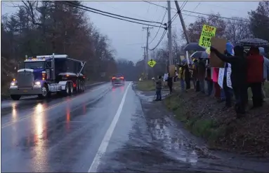  ?? PHOTO BY WILLIAM J. KEMBLE ?? Protesters hold up signs as a truck enters the debris-processing site on state Route 212 in Saugerties, N.Y., about 7 a.m. Tuesday.