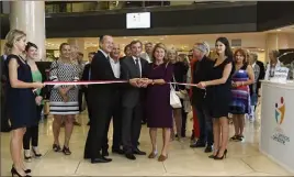  ??  ?? Didier Gamerdinge­r a inauguré le Salon des services à la personne aux côtés de Catherine Pastor, présidente de l’AMPA, du maire Georges Marsan et de l’organisate­ur Maurice Cohen.