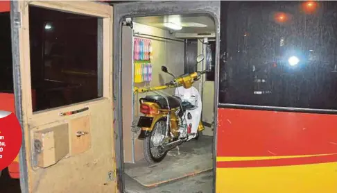  ?? FOTO: ?? SEBUAH motosikal yang ditemui dalam bas persiaran dua tingkat dipercayai diubah suai ketika Operasi Bersepadu Lebuhraya Zon Utara, semalam.