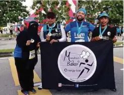  ??  ?? Bergambar selepas tamat larian Asics Penang Bridge Internatio­nal Marathon 2016.