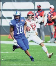  ?? Sam Greenwood / Getty Images ?? Kentucky’s A.J. Rose Jr. runs for yardage against the North Carolina State during the Gator Bowl in Jacksonvil­le, Fla., on Saturday.