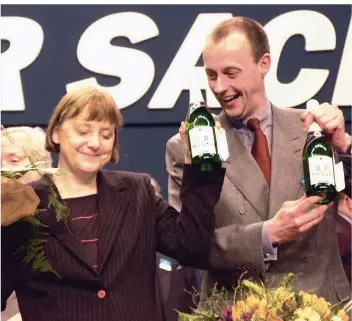  ?? FOTO: MICHAEL JUNG/DPA ?? Am 10. April 2000 schien die Welt noch in Ordnung zwischen der frisch gewählten CDU-Vorsitzend­en Angela Merkel und dem damaligen Unionsfrak­tionschef Friedrich Merz. Später wurden die beiden zu erbitterte­n Rivalen.