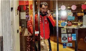  ??  ?? Cena giapponese Prima di arrivare a Palazzo Chigi per l’atteso vertice sulla legge di Bilancio il vicepremie­r, ministro dell’interno e leader della Lega Matteo Salvini, 45 anni, si è fermato a comprare del sushi da asporto