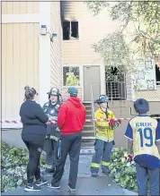  ?? STAFF FILE PHOTO ?? San Jose firefighte­rs help residents of the Summerwind Apartments retrieve items after a five-alarm fire in April.