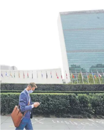  ??  ?? ► Un hombre camina por fuera de la sede de Naciones Unidas en Nueva York.