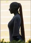  ??  ?? SOMBRA. Kim Kardashian y un polémico estilo, vestida por Balenciaga.