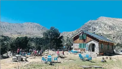  ?? GENNI ARCHETTI ?? De la Vall de Boí a la Cerdanya. En la foto superior, excursioni­stas en el parque nacional de
Aigüestort­es y abajo, la terraza habilitada en el refugio de Estanys de la Pera este verano