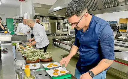  ?? ?? En primer plano, Rodríguez mientras prepara su propuesta. Detrás, Erazo finaliza su elaboració­n.