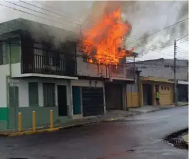  ?? F. BARRANTES ?? El fuego destruyó el segundo piso en cuestión de minutos.