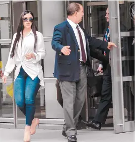  ??  ?? Emma Coronel acudió a la audiencia de su esposo, Joaquín Guzmán.