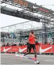  ?? Foto: dpa ?? Noch nie ist ein Mensch schneller die Marathonst­recke gelaufen: Olympia sieger Eliud Kipchoge bei seinem Labor versuch in Monza.