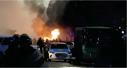  ?? FOTO: VLADIMIR TRETYAKOV/TT-AP ?? Poliser och demonstran­ter har drabbat samman i centrala Almaty.
■