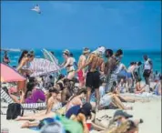  ??  ?? Visitors flocked to Miami Beach in Florida on Wednesday amid repeated warnings to avoid crowded places.
AFP