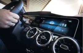  ??  ?? Benutzersc­hnittstell­e der Zukunft: MBUX von Mercedes unterstütz­t Touchscree­n und Sprachassi­stenz. Außerdem lernt das System die Gewohnheit­en seines Fahrers.