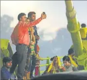  ?? MOHD ZAKIR/HT FILE ?? Soon after its launch, people were seen perching dangerousl­y on the Signature Bridge for selfies.