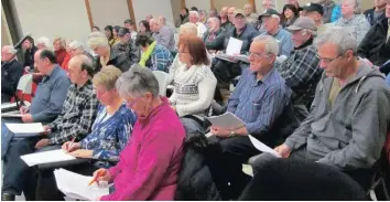  ?? —photo Frédéric Hountondji ?? La salle du conseil municipal de Grenville-sur-la-Rouge était pleine à la séance ordinaire du 9 janvier.