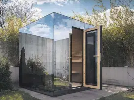  ?? ?? Die mit dem „RedDot“Design-Award ausgezeich­nete Gartensaun­a „Amadé“im edlen Spiegelgla­s-Look, ist zum unschlagba­ren Preis von nur 28.900,- Euro inklusive Lieferung und Montage erhältlich, wobei eine monatliche Finanzieru­ng schon ab 645,- Euro möglich ist.