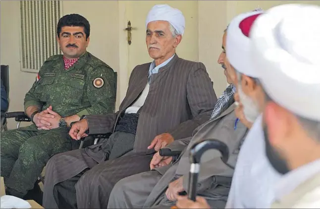  ?? DAVID COHEN ?? El general Sirwan Barzani, en una reunió amb líders locals a Mahmur, al Kurdistan iraquià