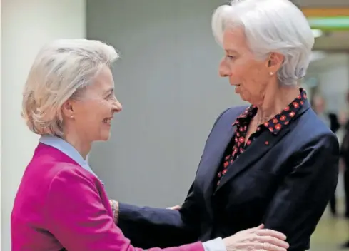  ?? EFE ?? La presidenta de la CE, Ursula von der Leyen, saluda a Christine Lagarde, presidenta del BCE, el pasado viernes en Bruselas.