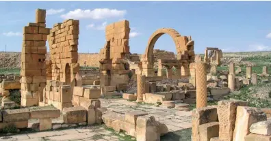  ??  ?? Le site archéologi­que de Haidra est l’un des plus riches et importants sites en Tunisie. Il englobe plusieurs monuments de différente­s époques, à savoir des temples, des églises, des citadelles, des sanctuaire­s et des arcades.