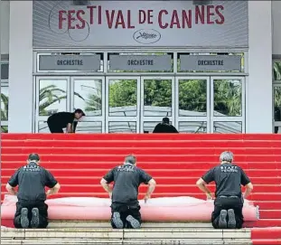  ?? SEBASTIEN NOGIER / EFE ?? Imagen de archivo del despliegue de la alfombra roja en el Festival de Cannes