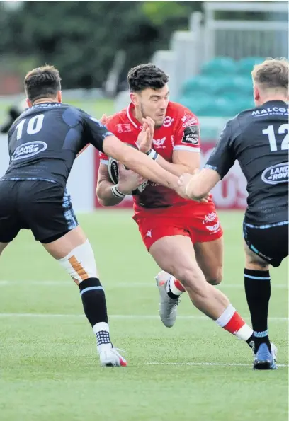  ?? Picture: Huw Evans Agency ?? Scarlets centre Johnny Williams can’t find a way through the Glasgow defence.
