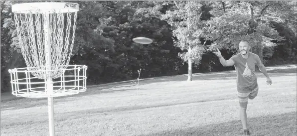  ?? CAROLE MORRIS-UNDERHILL ?? Disc golf enthusiast Tony Gallant showcases his skills at one of the tees at Haliburton House Museum.