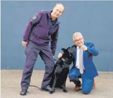 ?? FOTO: OLIVER HOFMANN ?? Diensthund­elehrwart Roman Schnetz (links) und Minister der Justiz und für Europa Guido Wolf mit dem Betäubungs­mittelspür­hund Coco.