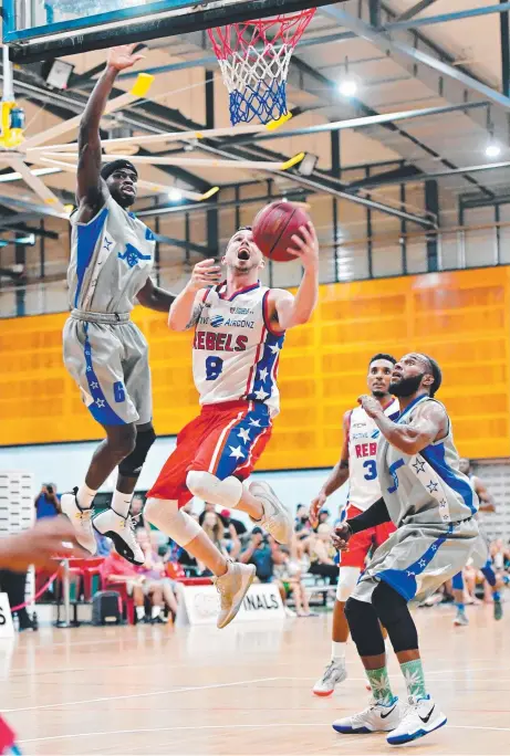  ?? Pictures: MICHAEL FRANCHI ?? Essington’s Tobiasz Hose, left, and Rebels’ Jarrod Sheppard fight hard in the Darwin grand final