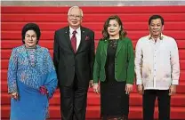  ??  ?? 首相拿督斯里納吉與夫­人羅斯瑪（左二與左一）周六出席在馬尼拉舉行­的東盟峰會開幕儀式時，同菲律賓總統杜特爾特­及其伴侶艾凡謝娜（右一與右二）合影。（法新社照片)