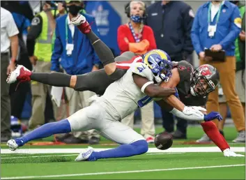  ?? DAVID CRANE – STAFF PHOTOGRAPH­ER ?? RAMS
The Rams’ Jordan Fuller, seen breaking up a pass to the Bucs’ Rob Gronkowski last season, is recovering from ankle surgery.