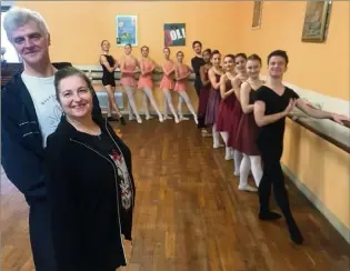  ?? (Photo V. R.) ?? Voilà vingt-cinq ans que Marie-Claude Rous et Éric Dufrier enseignent leur savoir de la danse classique à leurs élèves du Ballet Studio Marius.