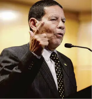  ?? Danilo Verpa/folhapress ?? O general da reserva Hamilton Mourão, candidato a vice-presidente na chapa de Jair Bolsonaro deu uma palestra ontem em São Paulo, onde criou polêmicas