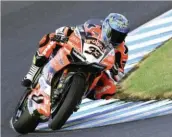  ??  ?? >>> 2018 Revenu dans le paddock SBK en 2017, Melandri commence la saison sur les chapeaux de roues en signant le doublé sur la Panigale lors de la manche d’ouverture, en Australie.