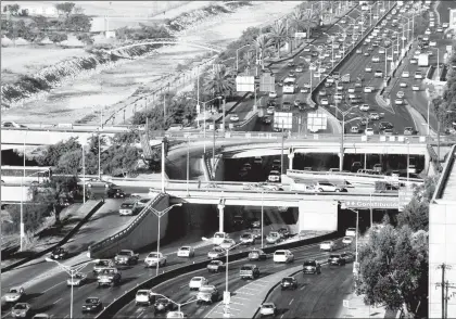  ??  ?? Tránsito de vehículos en la avenida Constituci­ón, en Monterrey, Nuevo León. Siete de cada 10 regios utilizan sus vehiculos para transporta­rse en la ciudad, según autoridade­s del Metrorrey ■ Foto Érick Muñiz