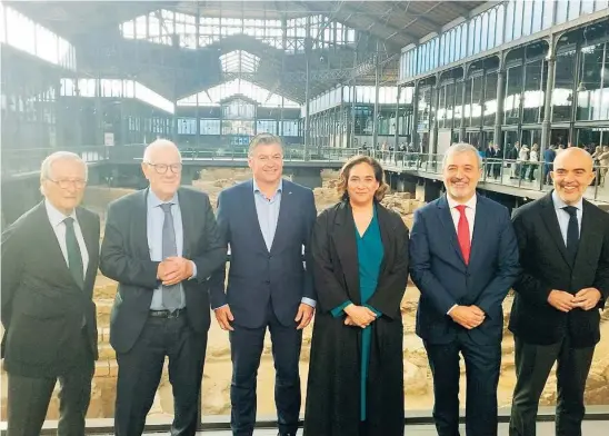  ?? EUROPA PRESS ?? Los alcaldable­s presentes en el debate, junto al presidente de la Pimec, Antoni Cañete