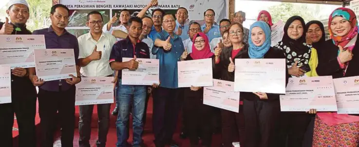  ?? [FOTO MAHZIR MAT ISA/BH] ?? Ismail Sabri (tengah) pada majlis Pertukaran Memorandum Persetujua­n Kolaborasi Latihan Superbike antara GIATMARA dan Kawasaki Motor di Kuala Lumpur, semalam.