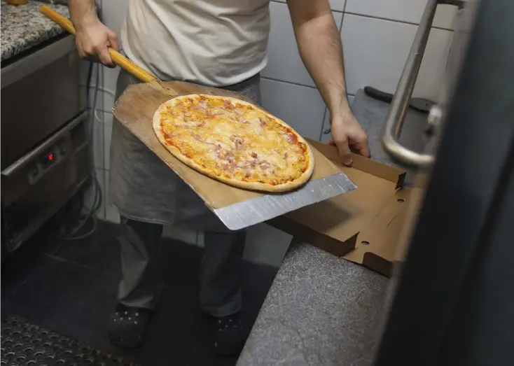  ?? ARKIVBILD: STINA STJERNKVIS­T ?? Den svenska pizzorna innehåller en mängd ingrediens­er som man aldrig skulle hitta på en pizza i Italien.